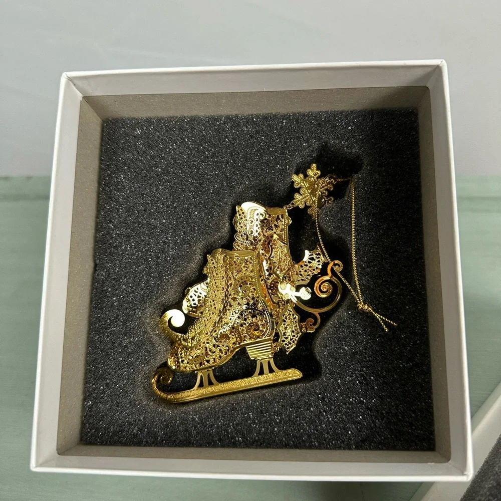Danbury Mint 23 kt gold-plated ice skate ornament - 2020